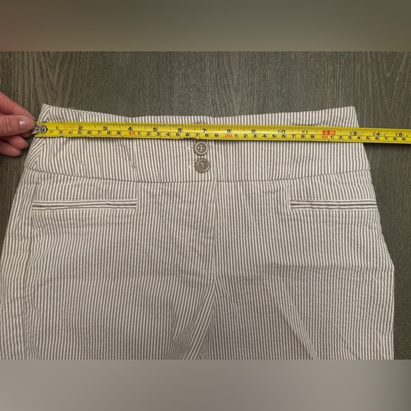 SOHO APPAREL LTD TAN AND WHOTE PINSTRIPE CASUAL SHORTS - Size Small SKU:134 - Picture 4 of 4